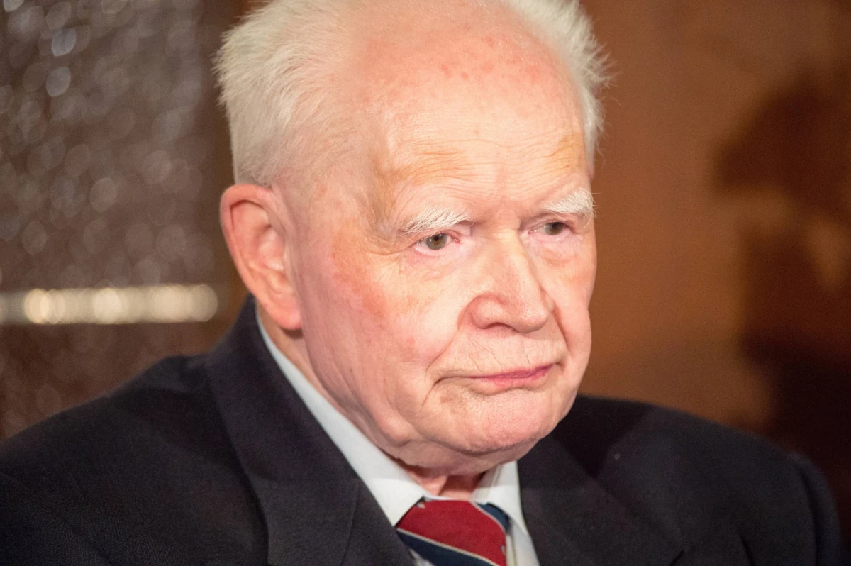 "Łyknął żabę. Może musiał ją łyknąć" - mówi w Popołudniowej rozmowie w RMF FM prof. Adam Strzembosz pytany o odebraniu przez prezydenta ślubowania od nowych sędziów Trybunału Konstytucyjnego: w tym od Krystyny Pawłowicz i Stanisława Piotrowicza. Czy Andrzej Duda mógł nie odebrać tego ślubowania? "Biorąc pod uwagę precedens, jakim było to, że i tak pan prezydent w stosunku do trzech sędziów prawidłowo wybranych nie przyjął tego przyrzeczenia, no to mógł tylko być recydywistą, to znaczy mógł zrobić to samo" - odpowiada były pierwszy prezes Sądu Najwyższego. 