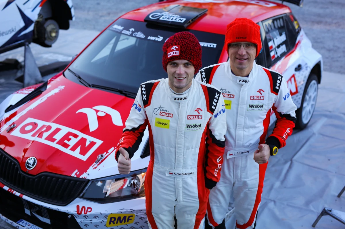 Tysiące kibiców, czołówka polskich kierowców rajdowych i najbardziej widowiskowy odcinek specjalny w Polsce -  Kryterium Asów na ulicy Karowej w Warszawie - to wspaniała oprawa na zaprezentowanie się Kacpra Wróblewskiego w nowym samochodzie, Skodzie Fabii R5. Zawodnik ORLEN Team 57. Rajdem Barbórki kończy udany dla siebie sezon.