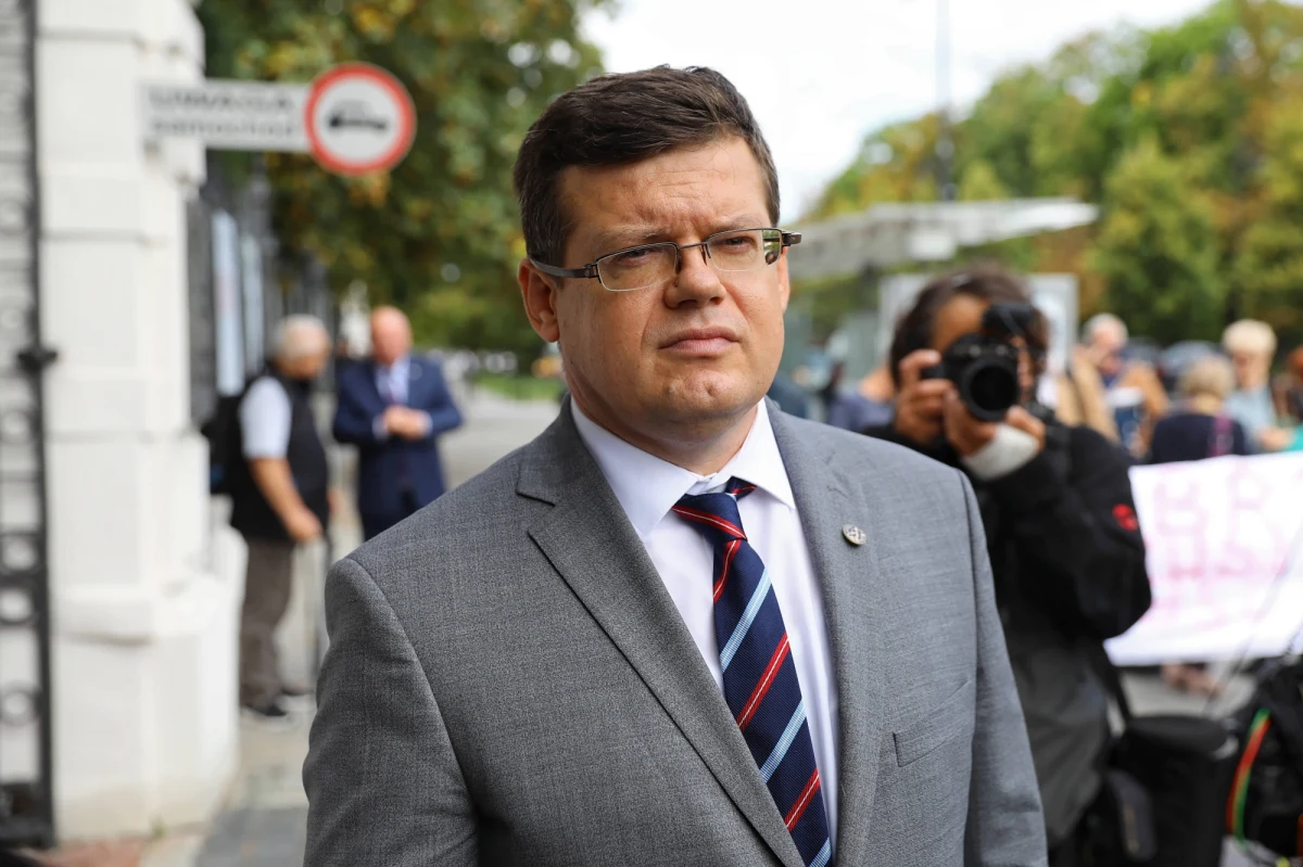 Po wyroku Sądu Najwyższego, który stwierdził, że zajmująca się sprawami sędziów Izba Dyscyplinarna SN nie jest sądem, narzuca się pytanie o losy trwających postępowań dyscyplinarnych wobec sędziów. Prezes Stowarzyszenia Sędziów Polskich Iustitia prof. Krystian Markiewicz - który sam ma kilkadziesiąt zarzutów postawionych przez rzeczników dyscypliny - mówi wprost, że "nie ma potrzeby", by stawiał się przed Izbą Dyscyplinarną. "Równie dobrze mógłbym się stawiać przed Klubem Sympatyków Białego Misia w Zakopanem" - komentuje.