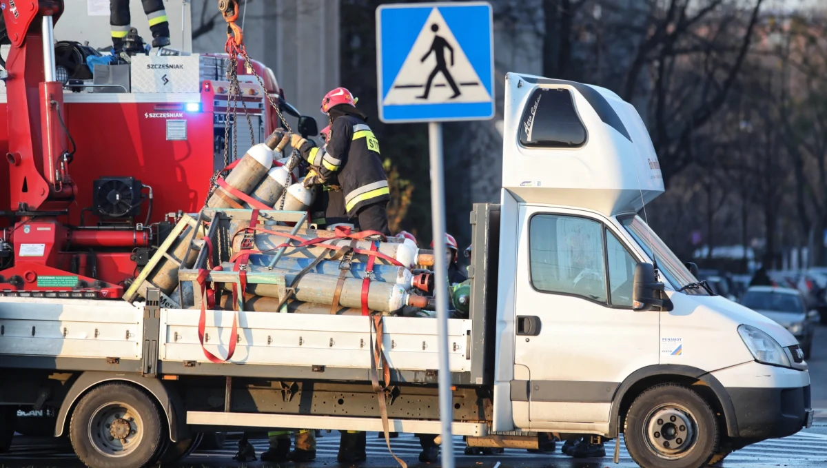 W Warszawie na ulicy Banacha z samochodu dostawczego spadło kilka butli z gazami spawalniczymi, między innymi z acetylenem i wodorem. Tuż po wypadku zapadła decyzja o ewakuacji dwóch najbliższych budynków biurowych. W sumie ewakuowano 100 osób.