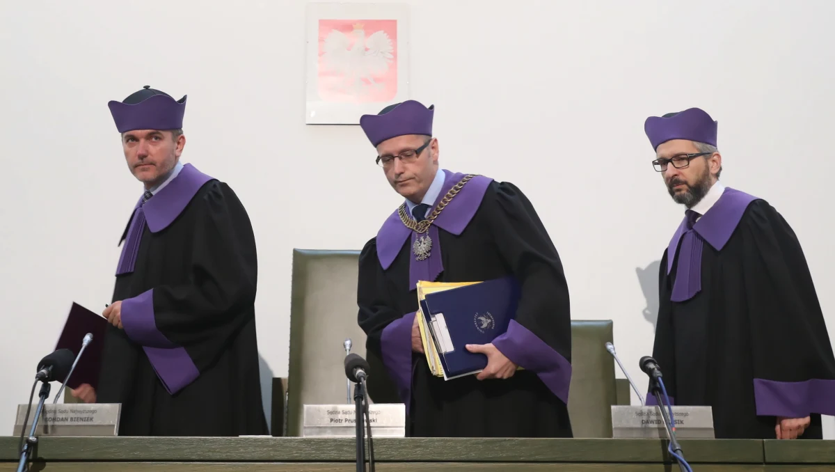 Krajowa Rada Sądownictwa nie daje wystarczających gwarancji niezależności od organów władzy ustawodawczej, a Izba Dyscyplinarna Sądu Najwyższego nie jest sądem w rozumieniu prawa UE - a przez to nie jest sądem w rozumieniu prawa krajowego: taki wyrok wydali sędziowie Izby Pracy SN, którym Trybunał Sprawiedliwości Unii Europejskiej nakazał zbadanie legalności działania KRS i Izby Dyscyplinarnej. Jak zauważa dziennikarz RMF FM Tomasz Skory, to potężny cios w reformę wymiaru sprawiedliwości wdrażaną od kilku lat przez rząd Prawa i Sprawiedliwości. Już w tej chwili jednak wiadomo, że ani KRS, ani Izba Dyscyplinarna SN nie zamierzają wykonać wyroku Sądu Najwyższego i powstrzymać się od działania - a to oznacza, że grozi nam chaos w działaniach wymiaru sprawiedliwości w gigantycznej skali.