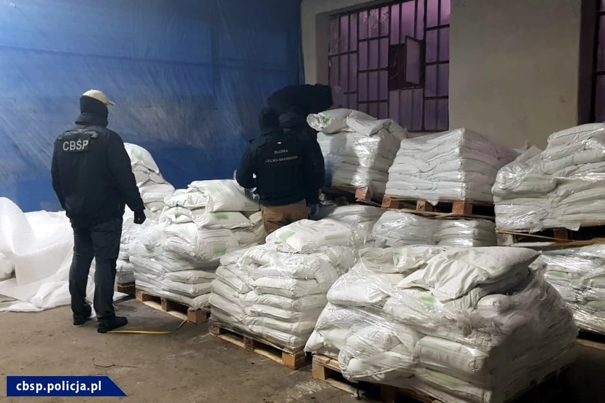 Potężna akcja CBŚP i KAS. Funkcjonariusze zlikwidowali fabrykę kokainy i rozbili grupę przestępczą. Doszło do zatrzymania 7 podejrzanych. Zabezpieczono niemal 2 tony kokainy, której wartość czarnorynkowa została wyceniona na ponad 2 miliardy złotych.   