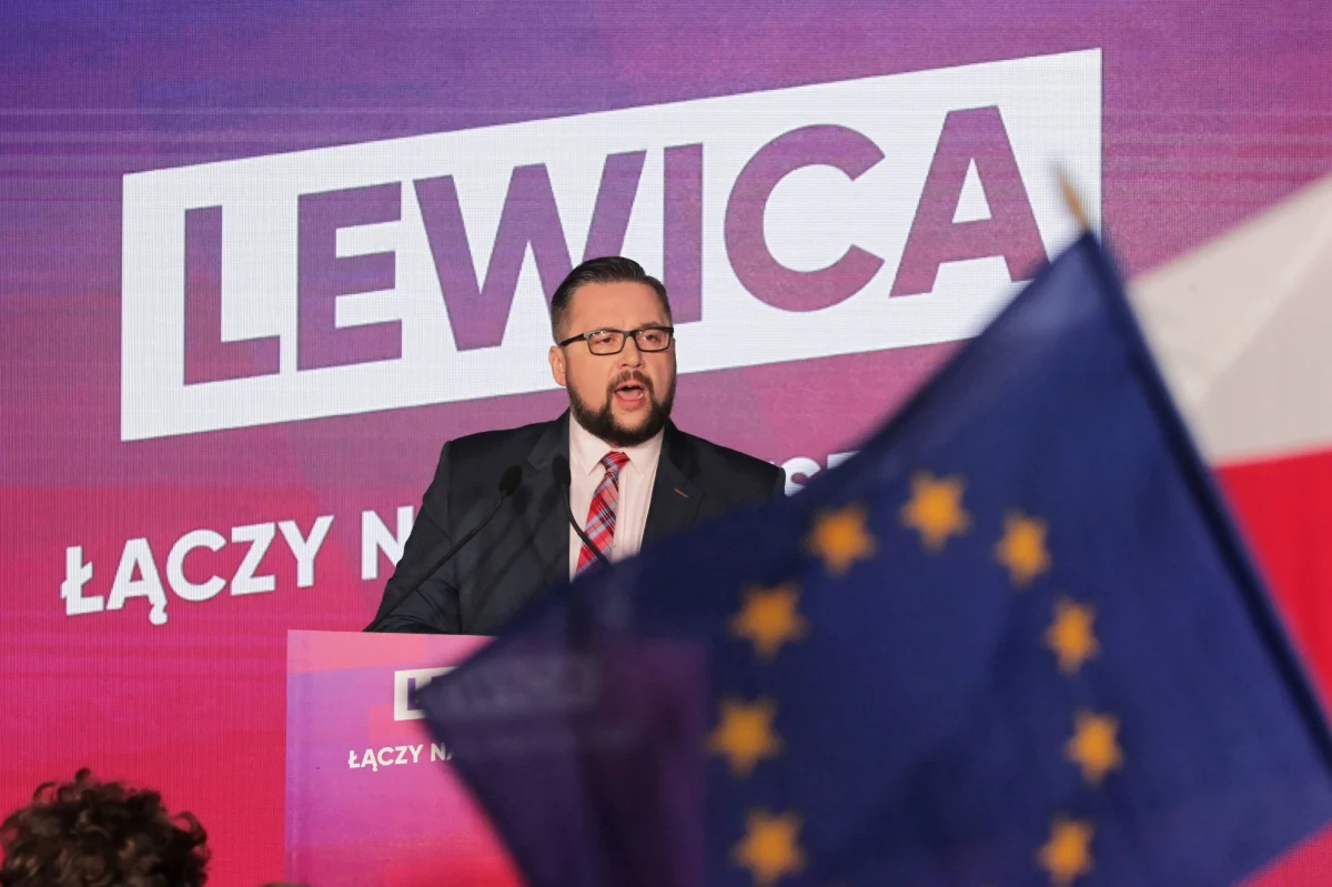 "Proponuję spróbować się utrzymać w Warszawie za 6,5 tys. zł na rękę i dietę 2,5 tys. zł" – powiedział Interii Marcin Kulasek, sekretarz generalny SLD zapytany o życie w hotelu sejmowym. Jego zdaniem, poselski budżet jest mocno obciążony, choćby ze względu na brak aneksów kuchennych w Domu Poselskim. "Przepraszam wyborczynie i wyborców Lewicy, że taka wypowiedź się pojawiła. Nie powinna mieć ona miejsca" - powiedziała na antenie Polsat News Anna Maria Żukowska z Lewicy, odnosząc się do słów partyjnego kolegi.
