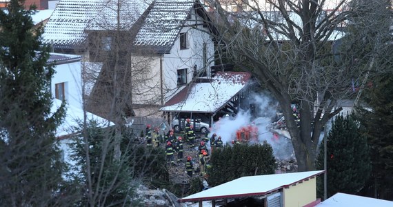 Śledczy pojawili się dziś znowu na miejscu tragedii w Szczyrku. W wyniku wybuchu gazu w środę zawalił się tam dom przy ul. Leszczynowej. Zginęła 8-osobowa rodzina – czworo dzieci i czworo dorosłych. 