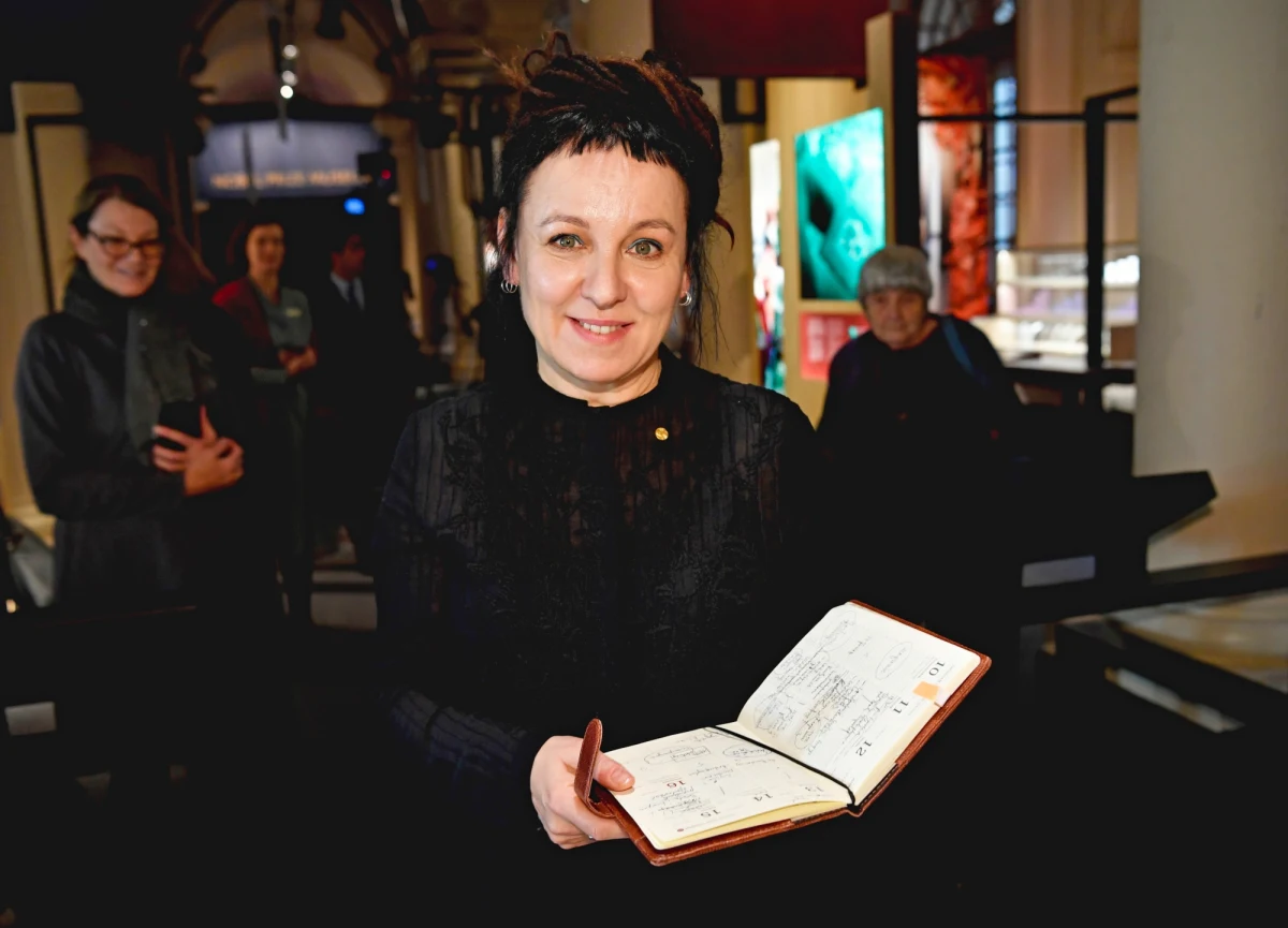 "Oczywiście, że przyjadę do Sztokholmu odebrać Nobla" – zapowiedziała już w październiku Olga Tokarczuk, której przyznano literacką nagrodę Nobla za rok 2018. Polska pisarka jak zapowiedziała, tak zrobiła. Od czwartku gości już w stolicy Szwecji. 10 grudnia odbierze z rąk króla Karola XVI Gustawa noblowski złoty metal oraz dyplom. Punktem kulminacyjnym uroczystości będzie bankiet w ratuszu w Sztokholmie. Dziś laureaci Nagrody Nobla zwiedzili między innymi muzeum Alfreda Nobla. Zostawili po sobie pamiątki – autografy na krzesłach w muzealnej kawiarni.