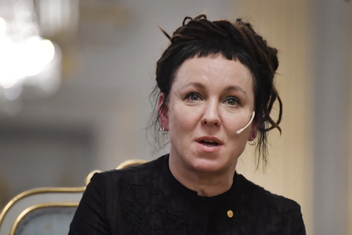Laureatka literackiej Nagrody Nobla Olga Tokarczuk odwiedzi szkołę w imigranckiej dzielnicy Tensta w Sztokholmie. Polska pisarka bierze udział w tygodniu noblowskim. W piątek podpisała krzesło w kawiarni Muzeum Nobla. We wtorek 10 grudnia odbierze z rąk króla Szwecji złoty medal oraz dyplom.