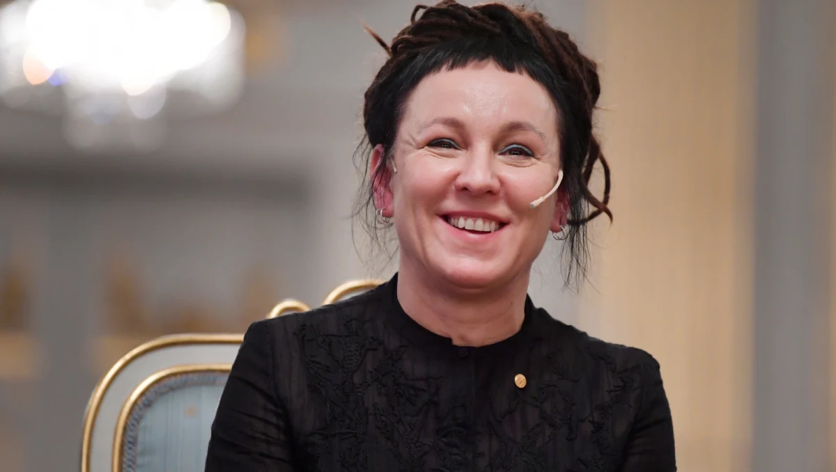 Olga Tokarczuk na konferencji prasowej, otwierającej tydzień noblowski w Sztokholmie przypomniała, że po otrzymaniu wiadomości o nagrodzie spontanicznie zaapelowała do czytelników, żeby w ostatnich wyborach parlamentarnych głosowali za demokracją, a przeciw autorytaryzmowi. "Mój apel mógł wpłynąć troszezkę na wynik wyborów" - mówiła noblistka.