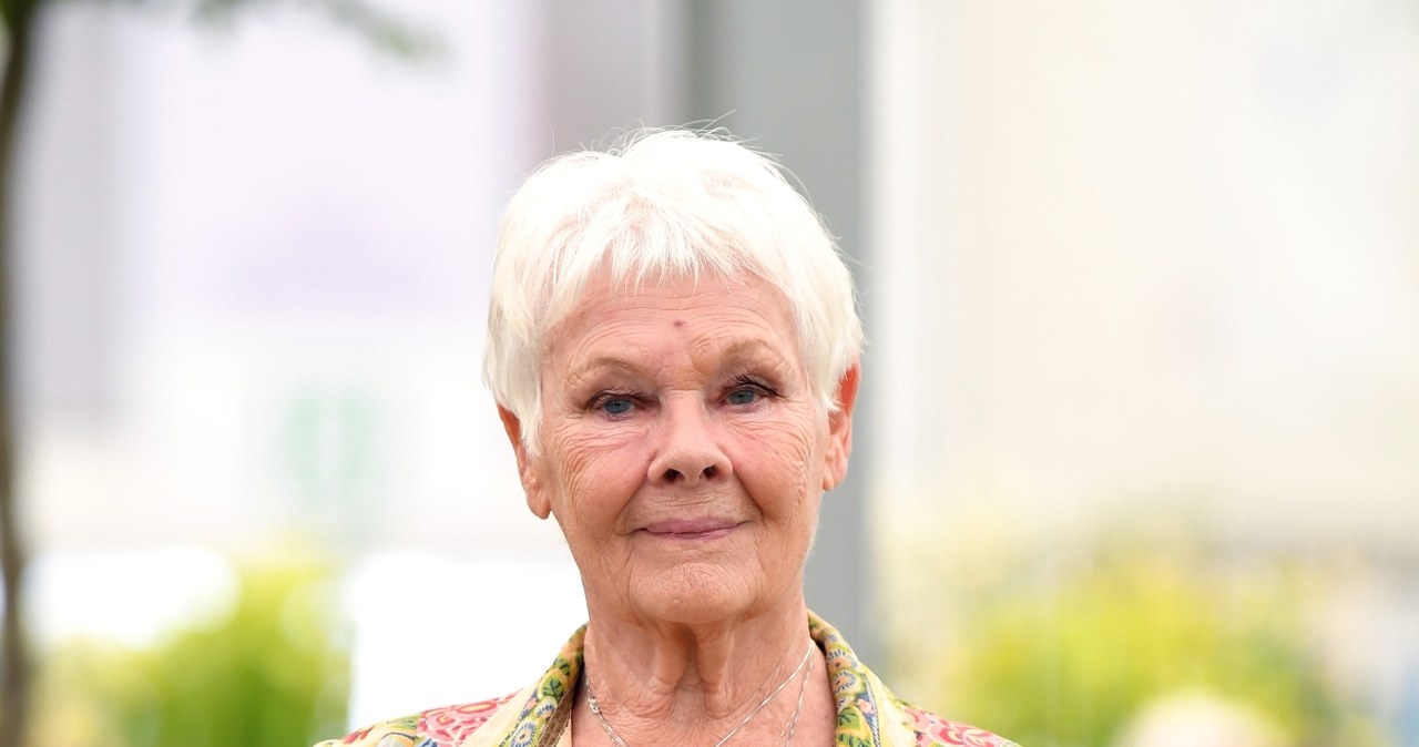 Judi Dench, brytyjska aktorka teatralna, filmowa i telewizyjna, laureatka Oscara (była nominowana do niego siedmiokrotnie), dwóch Złotych Globów (12 nominacji) i 9 nagród BAFTA (27 nominacji!), chyba jedyna gwiazda kina, która pierwszą ważną kinową rolę zagrała po pięćdziesiątce, a zarazem jedna z niewielu artystek wyróżnionych przez królową tytułem Damy Imperium Brytyjskiego, 9 grudnia kończy 85 lat.