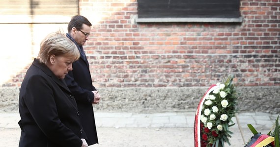 "Odczuwam głęboki wstyd biorąc pod uwagę barbarzyńskie zbrodnie, które zostały tu popełnione przez Niemców" - mówiła kanclerz Niemiec Angela Merkel w byłym obozie Auschwitz II podczas uroczystości 10-lecia Fundacji Auschwitz-Birkenau. Zwracając się do uczestników uroczystości oświadczyła, że nie jest jej łatwo - jako kanclerz Niemiec - stać w tym miejscu i wygłosić kilka słów.