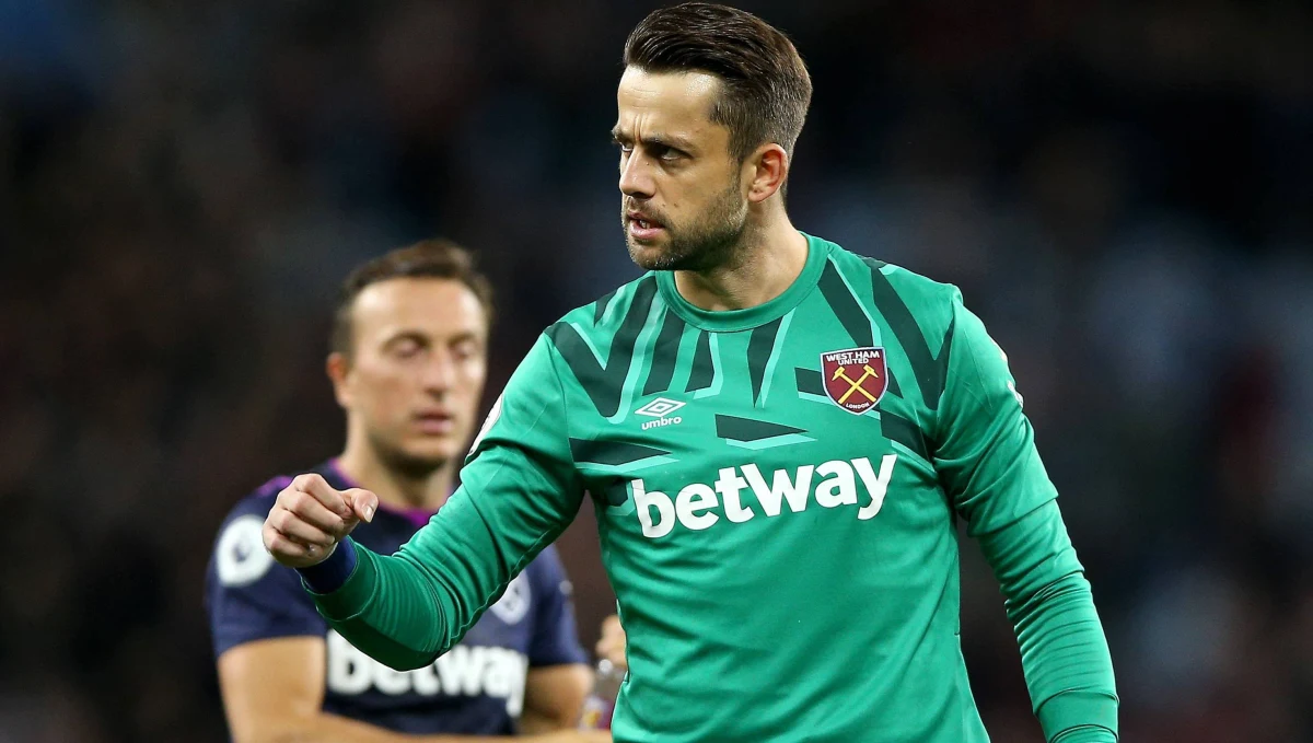 Trener piłkarzy West Ham United Manuel Pellegrini poinformował w piątek, że polski bramkarz tej drużyny Łukasz Fabiański raczej nie wróci do gry w tym roku. "Na razie kontynuuje rehabilitację" - przekazał.