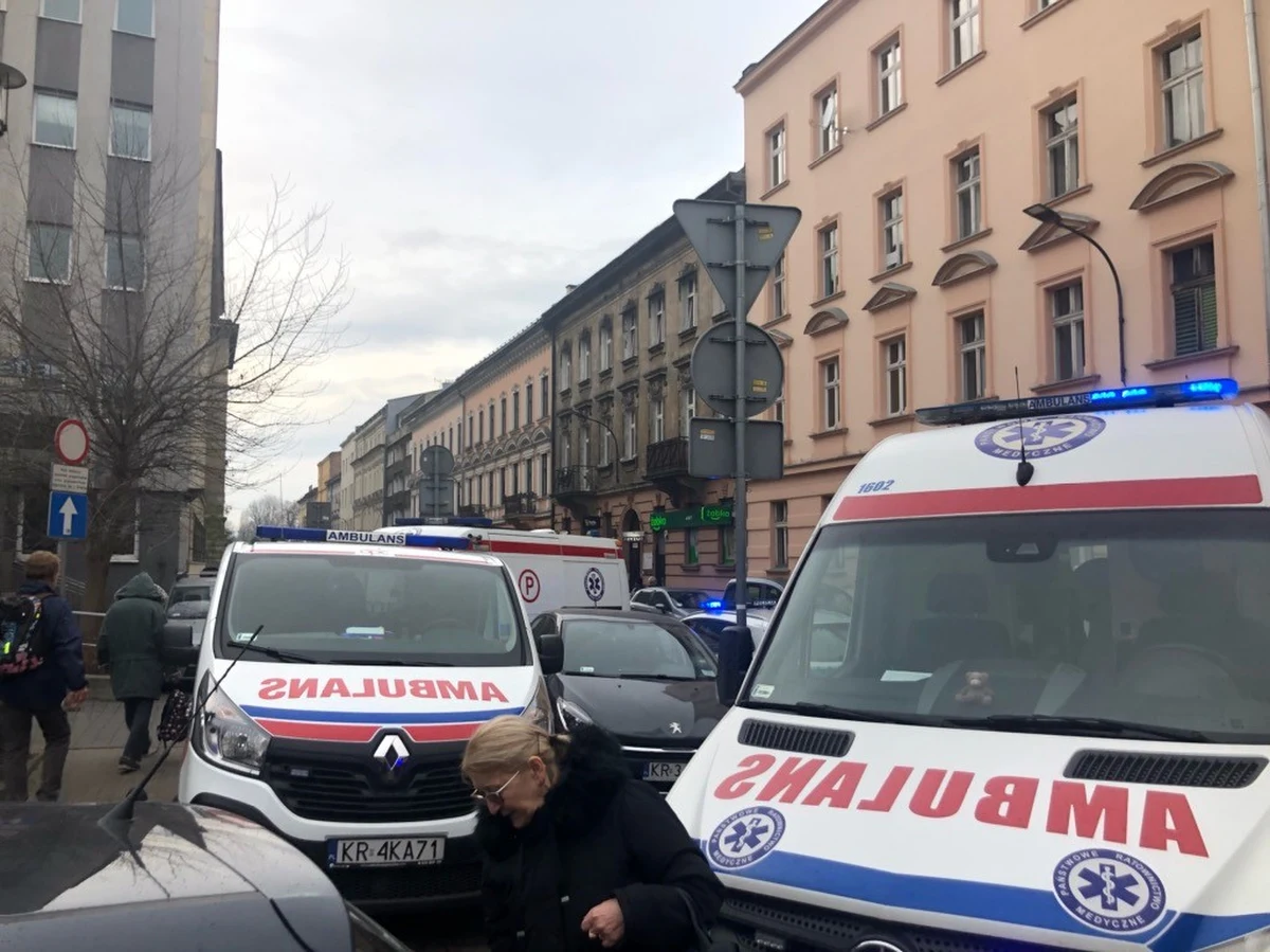 Pacjenci z karetki wynoszeni są przed wejściem do baru, potem ratownicy niosą ich na naszych przez kilka ulic. Tak często wygląda dowóz pacjentów do szpitala im. Józefa Dietla w Krakowie - nawet tych w stanie zagrożenia życia.