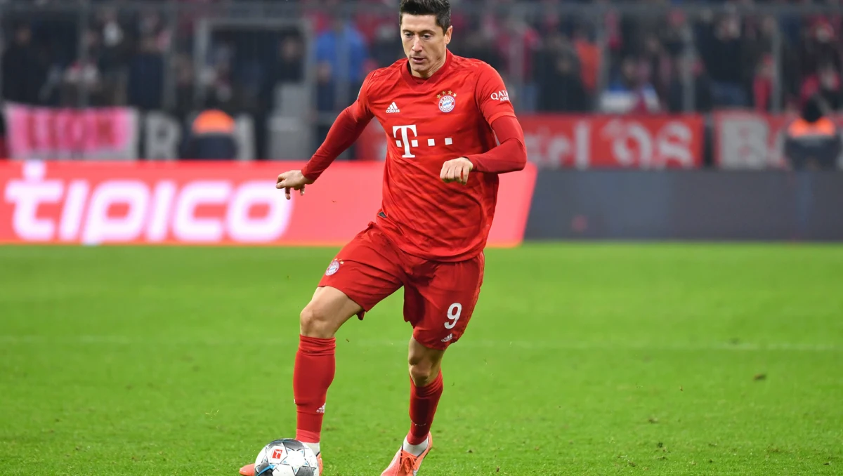 Robert Lewandowski zachwyca w tym sezonie. Strzela regularnie bramki we wszystkich rozgrywkach i błyszczy też na salonach. Tym razem pokazał swoje umiejętności na treningu.