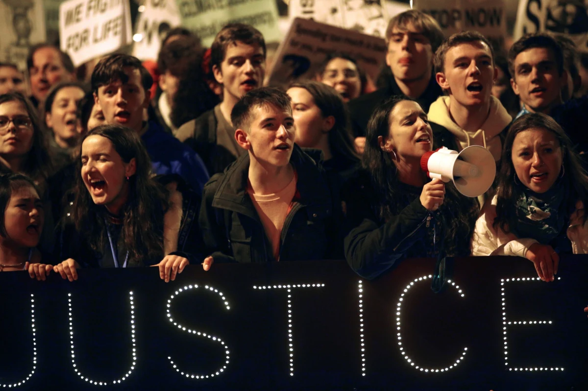 "Za organizatorami strajków klimatycznych, zainicjowanych przez ekolożkę Gretę Thunberg, stoją duże koncerny, a także firmy inwestujące w sektorze energii" - stwierdza “El Confidencial". W Madrycie, gdzie wydawany jest dziennik, od poniedziałku trwa szczyt klimatyczny ONZ COP25.