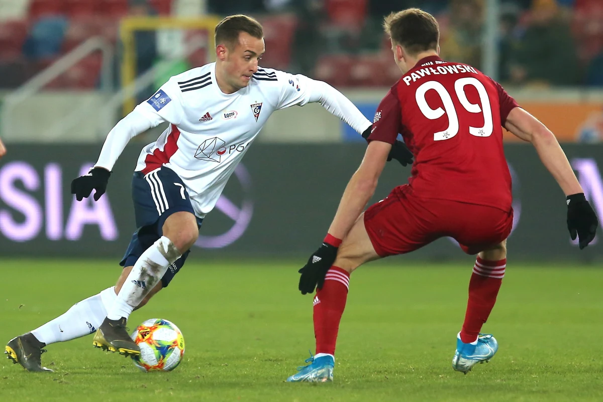 Górnik Zabrze wygrał u siebie z krakowską Wisłą 4:2 w piątkowym, wieczornym, pełnym emocji i zwrotów akcji meczu 18. kolejki ekstraklasy.