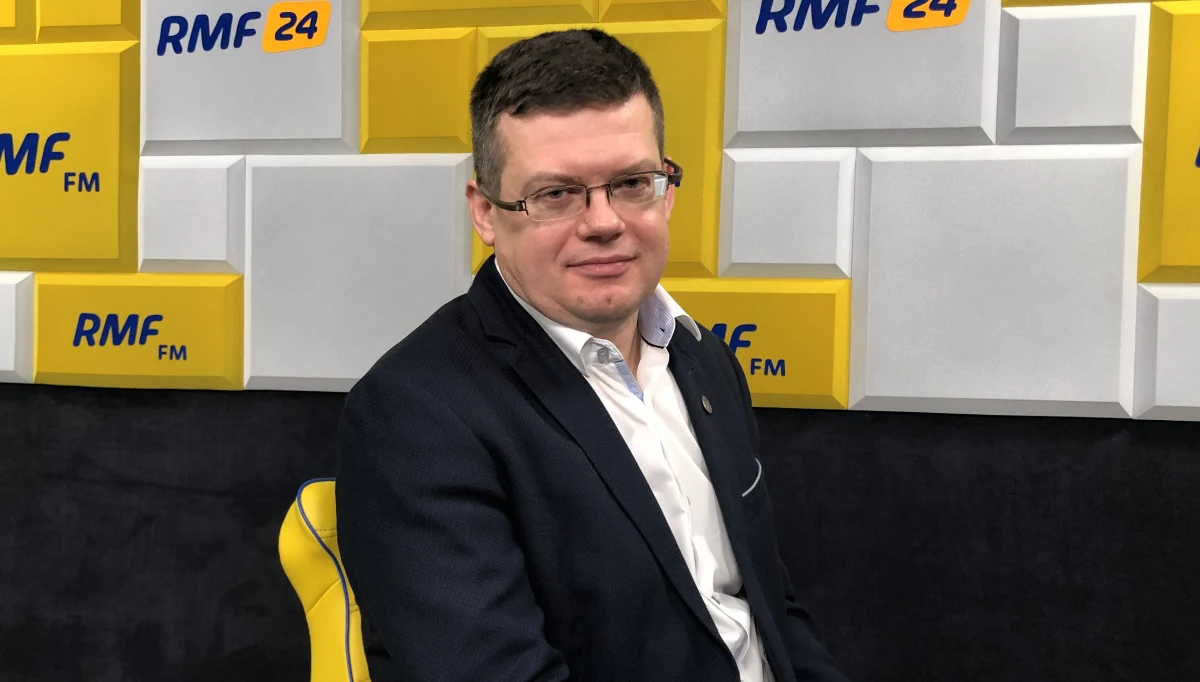 „Wyrok TSUE jest podstawą do pewnej zadumy, żeby klasa polityczna zrobiła dwa kroki do tyłu, złapała głębszy oddech. Z naszej strony ręka jest wyciągnięta. Chcieliśmy rozmawiać przez cztery lata, chcemy rozmawiać nad tym, co zrobić, żeby obywatele jak najmniej ucierpieli” - mówił szef stowarzyszenia Iustitia Krystian Markiewicz w rozmowie z Krzysztofem Ziemcem w RMF FM. „Apelowaliśmy do pana prezydenta, pana premiera, ministra sprawiedliwości: porozmawiajmy. Zamiast tego słyszę ciągle ataki na sędziów, na ‘przewrotowców’, ‘polityków’. Ten język nikomu nie służy” - zaznaczył.