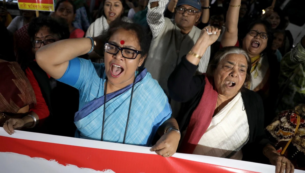 23-letnia ofiara gwałtu sprzed roku, która została oblana benzyną i podpalona, gdy udawała się w czwartek na rozprawę sądową w tej sprawie, zmarła w nocy z piątku na sobotę - poinformował szef oddziału poparzeń szpitala Safdarjung w New Delhi dr Shalabh Kumar.