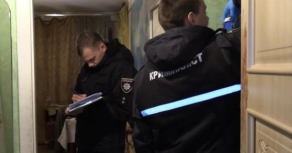 ​Policja w Kijowie zatrzymały mężczyznę, który zaprosił do domu dziewczynę, z którą się umówił i groził jej, że ją zabije. Okazało się także, że napastnik przetrzymywał w domu zwłoki swojej babci.