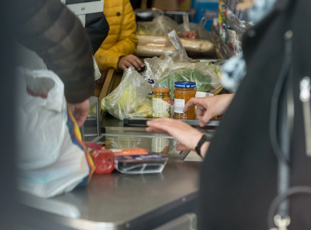 Jeden ze sklepów niemieckiej sieci handlowej Edeka w Cottbus wprowadził osobne kasy do obsługi Polaków. Wywołało to oburzenie klientów i interwencję ambasady RP w Berlinie. Kierownictwo sieci przeprosiło. 