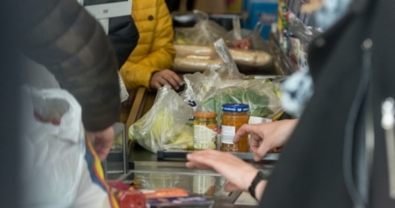 Jeden ze sklepów niemieckiej sieci handlowej Edeka w Cottbus wprowadził osobne kasy do obsługi Polaków. Wywołało to oburzenie klientów i interwencję ambasady RP w Berlinie. Kierownictwo sieci przeprosiło. 