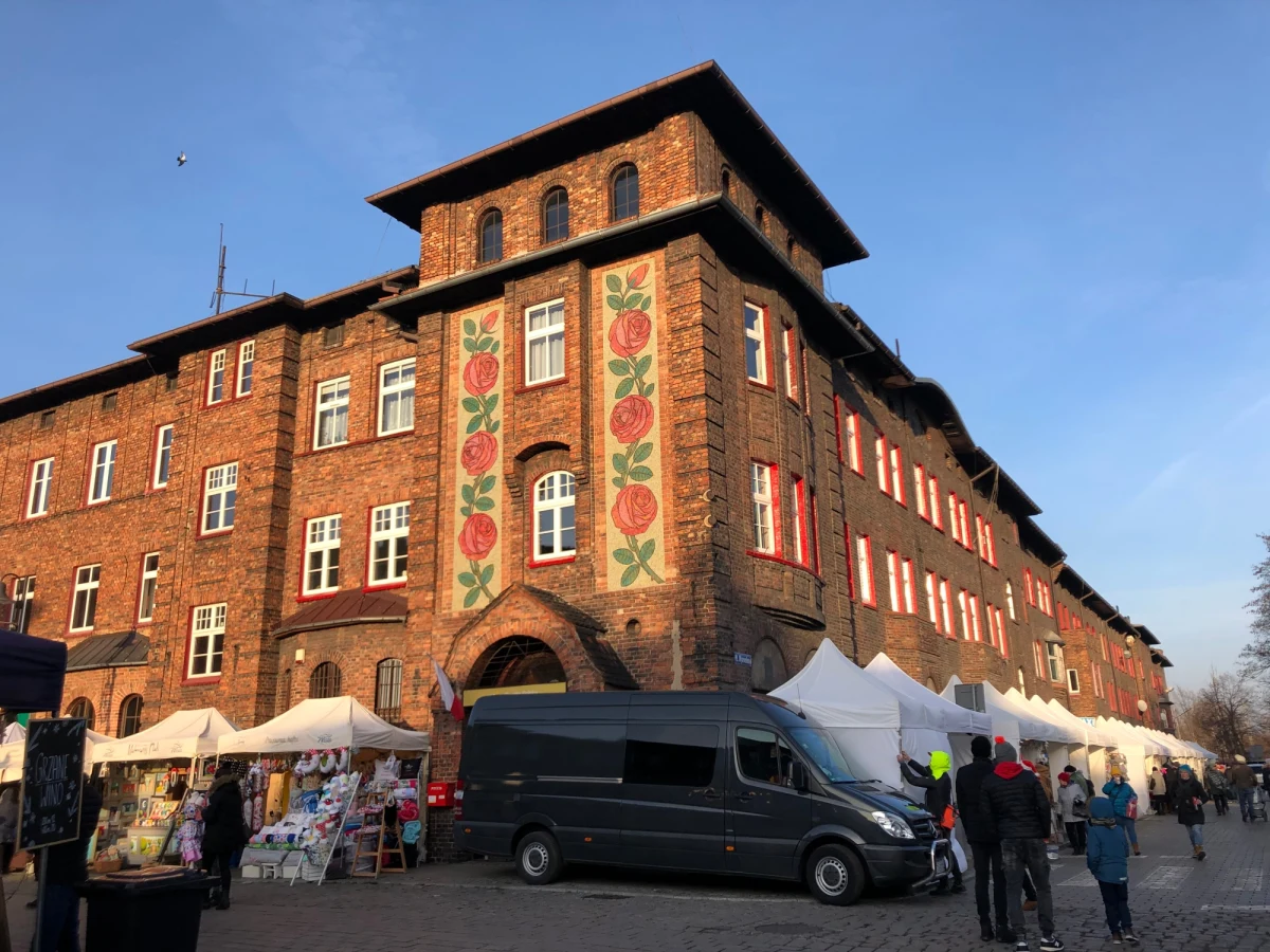 Najwyższej jakości rękodzieło, mnóstwo smakołyków, czy upominki ze śląskim akcentem – można znaleźć na Jarmarku na Nikiszu. W zabytkowej, górniczej dzielnicy Katowic trwa 12. edycja tej imprezy. Swoje stragany ma około 200 wystawców. 