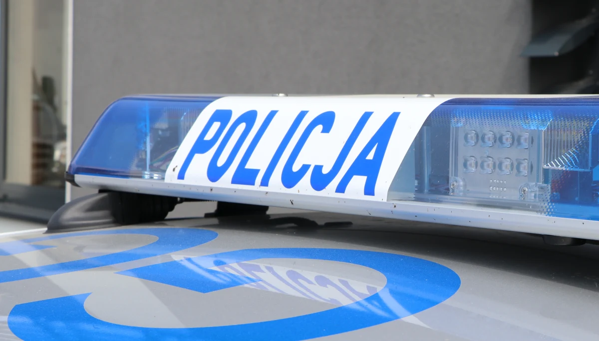 ​Starszy mężczyzna zmarł wskutek potrącenia przez samochód w okolicy Niewodnicy Koryckiej koło Białegostoku w piątek. Sprawca zbiegł z miejsca zdarzenia i jest poszukiwany przez policję.