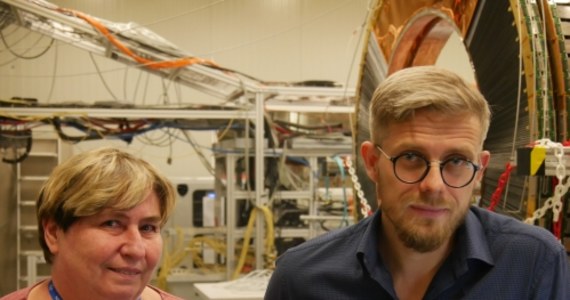 Wielki Zderzacz Hadronów w laboratorium CERN w Genewie po 10 latach od początku prowadzenia badań przechodzi drugi okres modernizacji, przygotowując się do kolejnego etapu pracy, od 2021 roku. Przeróbki prowadzone są zarówno w samym tunelu akceleratora, jak i w detektorach poszczególnych eksperymentów. O tym, co trzeba zrobić i w jakim celu mówią RMF FM pracujący w eksperymencie ATLAS Jolanta Olszowska i dr Dominik Derendarz z Instytutu Fizyki Jądrowej PAN w Krakowie. W detektorze ATLAS, który niezależnie od detektora CMS 7 lat temu odkrył cząstkę Higgsa, wymienia się obecnie część systemu detekcji mionów i modernizuje odczyt elektromagnetycznego kalorymetru z ciekłym argonem. Kluczowe znaczenie ma też... remont windy. 