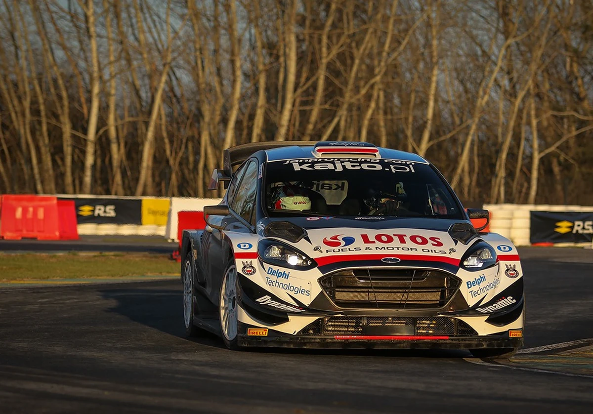 Wicemistrz Świata w kategorii WRC2 Kajetan Kajetanowicz wygrał 57. Rajd Barbórka. To dla kierowcy z Ustronia siódmy triumf w tej imprezie. Dzięki temu został samodzielnym liderem klasyfikacji wszechczasów. Podczas sobotnich zmagań "Kajto" wyprzedził Fina Jari Huttunena i aktualnego mistrza Polski Mikołaja Marczyka. To właśnie ta trójka podzieliła się zwycięstwa na odcinkach specjalnych.