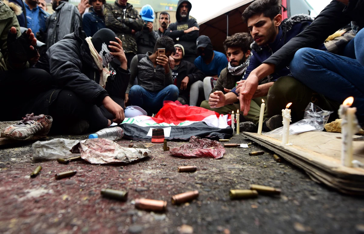 Do 17 wzrósł bilans ofiar śmiertelnych piątkowych zajść w Bagdadzie, gdzie nieznani sprawcy otworzyli ogień do manifestantów - podały źródła medyczne. Początkowo informowano, że zastrzelono 12 osób. W sobotę podano, że 5 osób zmarło w szpitalu z powodu ran. Zamieszki były kontynuowane całą noc. Jak informuje AP, 25 zabitych i 130 rannych to bilans piątkowych zajść.