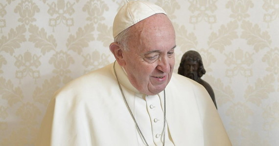 Papież Franciszek powiedział w sobotę, że pomocowe instytucje Kościoła powinny wystrzegać się przeznaczania nadmiaru funduszy na aparat administracyjny. Dodał, że „wielkich dzieł można dokonywać ubogimi środkami”.