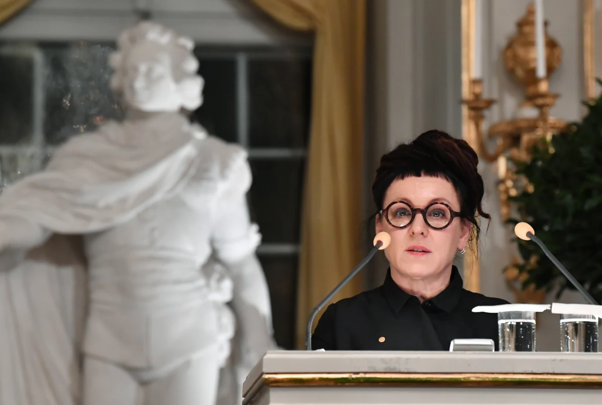 W sztokholmskiej siedzibie Szwedzkiej Akademii odbyła się ceremonia wygłoszenia przez tegorocznych laureatów literackiego Nobla wykładów noblowskich. Pierwsza głos zabrała Olga Tokarczuk, nagrodzona Noblem za rok 2018. Na początku wykładu noblowskiego mówiła o kryzysie narracji we współczesnym świecie oraz o pułapce, jaką okazała się powszechna w naszych czasach narracja pierwszoosobowa, która, zdaniem pisarki, traci z oczu uniwersalną perspektywę. Jednak stosowana w literaturze fikcja jest zawsze jakimś rodzajem prawdy – podkreśliła polska noblistka.