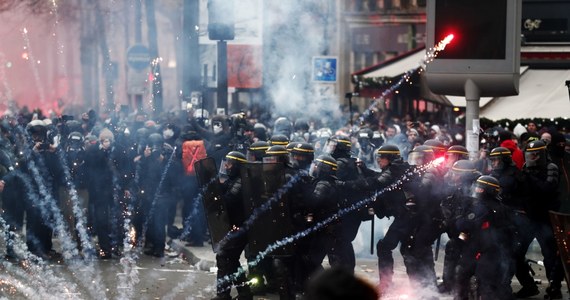 Kilka tysięcy członków ruchu "żółte kamizelki" demonstrowało w sobotę w Paryżu pod silnym nadzorem policji - doszło do kilku incydentów, gdy demonstranci usiłowali przerwać kordon policji. Żandarmi użyli gazu łzawiącego.