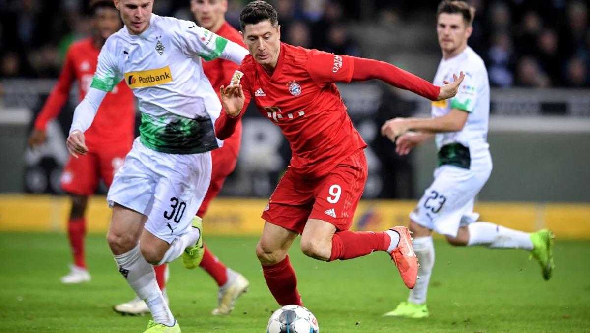 Piłkarze Bayernu Monachium przegrali na wyjeździe z liderem Borussią Moenchengladbach 1:2 w hicie 14. kolejki Bundesligi. Robert Lewandowski nie strzelił gola w trzecim ligowym meczu z rzędu. Łukasz Piszczek zaliczył asystę w spotkaniu Borussii Dortmund z Fortuną Duesseldorf (5:0).