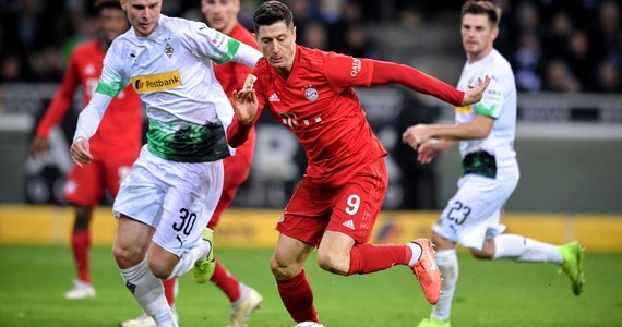 Piłkarze Bayernu Monachium przegrali na wyjeździe z liderem Borussią Moenchengladbach 1:2 w hicie 14. kolejki Bundesligi. Robert Lewandowski nie strzelił gola w trzecim ligowym meczu z rzędu. Łukasz Piszczek zaliczył asystę w spotkaniu Borussii Dortmund z Fortuną Duesseldorf (5:0).