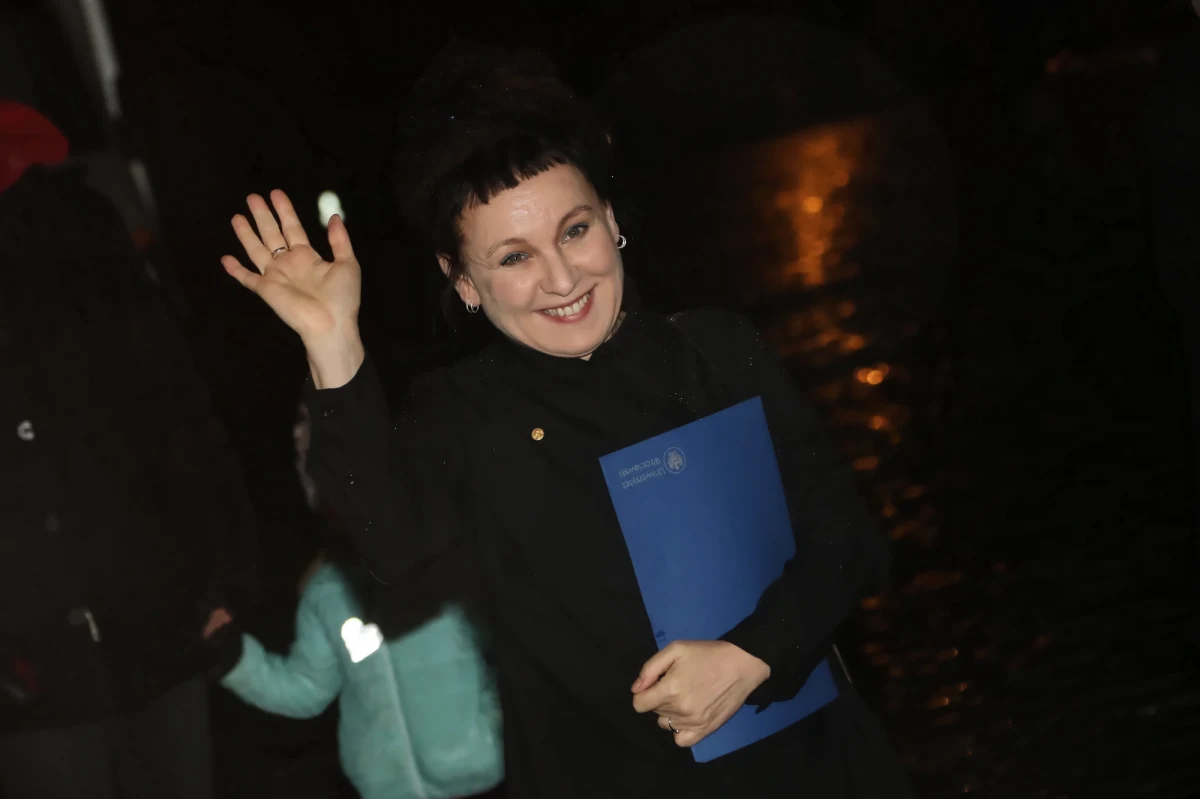 W sztokholmskiej siedzibie Szwedzkiej Akademii odbyła się ceremonia wygłoszenia przez tegorocznych laureatów literackiego Nobla wykładów noblowskich. Wykłady odbywały się w Sali Giełdy Akademii Szwedzkiej. Wśród słuchaczy są m.in. p.o. ambasador RP w Sztokholmie Iwona Jabłonowska, dyrektor Instytutu Polskiego Paweł Ruszkiewicz, wieloletnia pracownica Instytutu Halina Goldfarb, która promowała twórczość Tokarczuk w Szwecji. Pierwsza głos zabrała polska noblistka. Na początku wykładu noblowskiego mówiła o kryzysie narracji we współczesnym świecie oraz o pułapce, jaką okazała się powszechna w naszych czasach narracja pierwszoosobowa, która, zdaniem pisarki, traci z oczu uniwersalną perspektywę. "Czuły narrator" - tak zatytułowany był wykład Tokarczuk. Publikujemy całą jego treść.