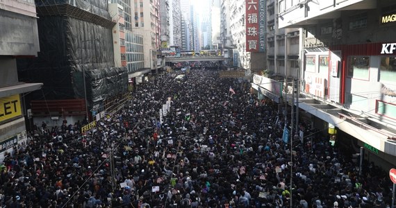 Dziesiątki tysięcy mieszkańców Hongkongu rozpoczęły autoryzowany przez władze prodemokratyczny marsz. Jeszcze przed jego rozpoczęciem policja zagroziła użyciem gazu łzawiącego i poinformowała o zatrzymaniu 11 osób za posiadanie broni, w tym - pistoletu.