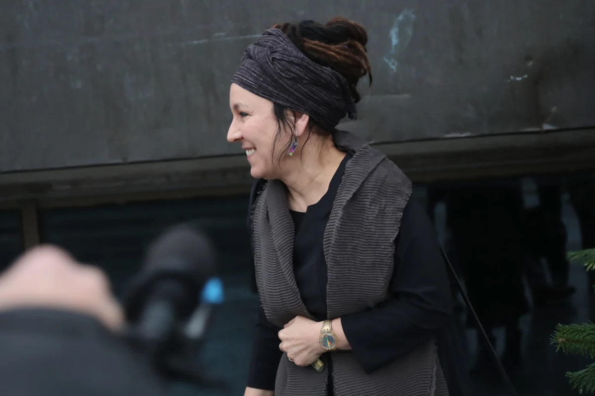 Szwedzkie media chwalą wykład noblowski Olgi Tokarczuk. "Swoim wystąpieniem Olga Tokarczuk wyszła z cienia kontrowersyjnego noblisty Austriaka Petera Handkego" - pisze w niedzielę "Svenska Dagbladet". Gazeta podkreśla, że wykład pisarki był świetnie sformułowany i prowokował do myślenia.