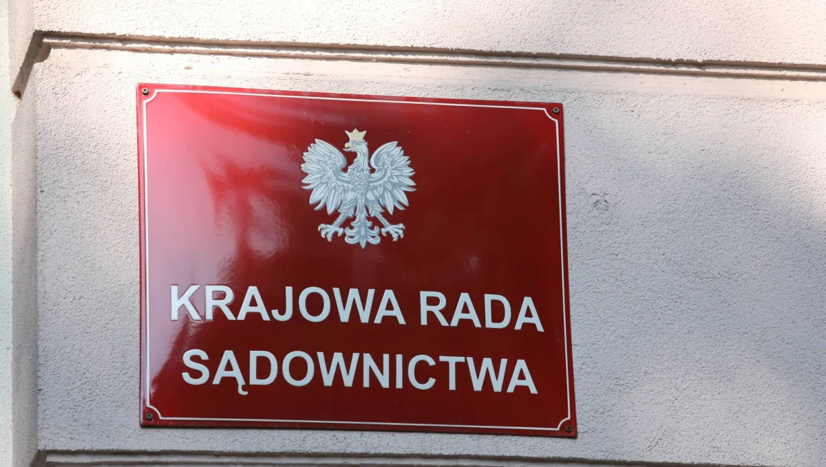 W niedzielę mijają dokładnie dwa lata od uchwalenia zmian w ustawie o Krajowej Radzie Sądownictwa - organie, który kilka dni temu wyrokiem Sądu Najwyższego został uznany za zależny od polityków. Wbrew deklaracjom jawności procedur, kształtujących instytucje wymiaru sprawiedliwości, nadal nie wiemy, kto spośród sędziów poparł kandydatury dzisiejszych sędziowskich członków KRS. W utajnienie list zaangażowały się tak liczne instytucje, że żeby nie zgubić wątku, warto je wymienić.