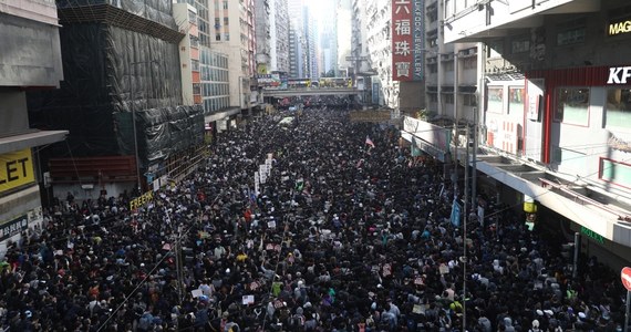 Około 800 tys. osób przeszło ulicami Hongkongu w prodemokratycznym marszu – oszacował organizator demonstracji, Obywatelski Front Praw Człowieka (CHRF). Według policji w szczytowym momencie w manifestacji uczestniczyło około 183 tys. osób. Był to pierwszy od sierpnia marsz protestu zorganizowany przez CHRF, na jaki hongkońskie władze wyraziły zgodę.