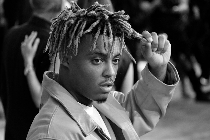 Juice WRLD - jeden z najbardziej utalentowanych raperów na amerykańskiej scenie - nie żyje. Raper zmarł 8 grudnia w wieku 21 lat po tym, jak doznał ataku na lotnisku w Chicago. Na razie nie ustalono przyczyny śmierci rapera. 