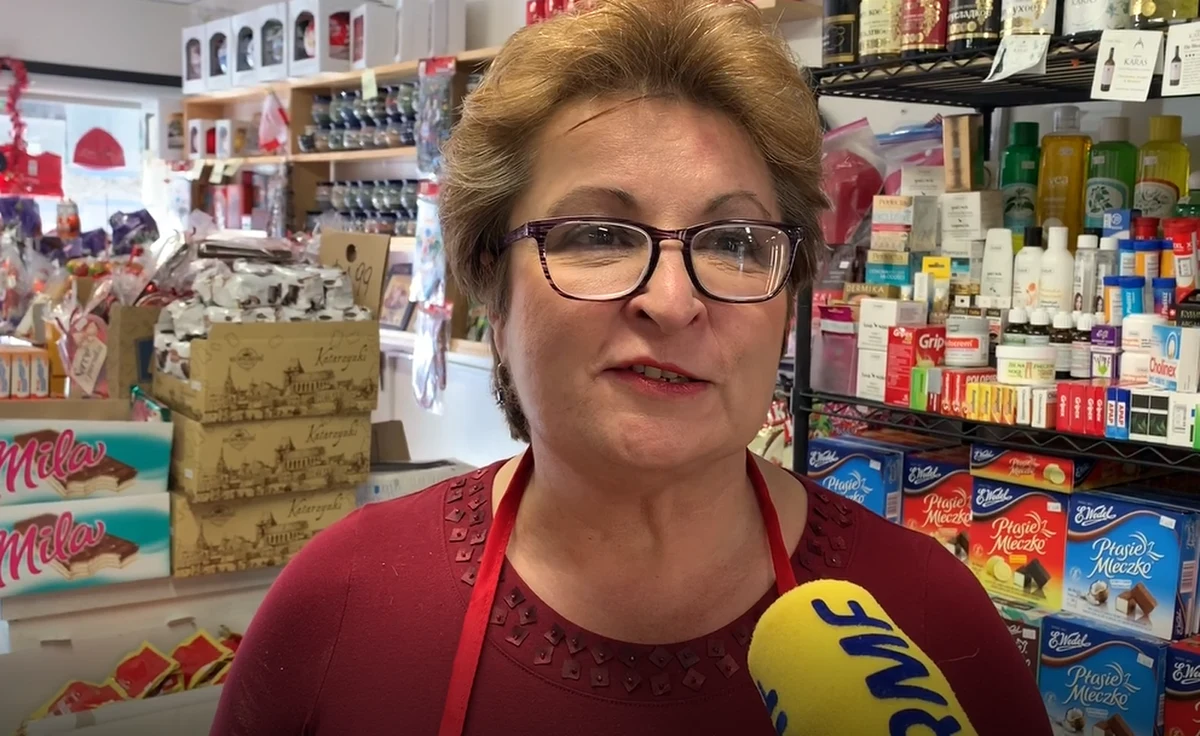 Ameryka jak długa i szeroka przygotowuje się do Bożego Narodzenia. Mieszkańcy Stanów Zjednoczonych wydają miliardy dolarów na prezenty i to co znajdzie się na świątecznym stole. W kraju, gdzie mieszka wielu imigrantów, tradycje mieszają się i przenikają. Czasem w dość zaskakujący sposób. 