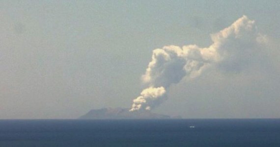 Pięć osób zginęło, co najmniej 20 jest poszkodowanych, są też zaginieni – to aktualny bilans po wybuchu wulkanu na White Island przy wschodnim wybrzeżu Wyspy Północnej, jednej z głównych wysp Nowej Zelandii. Na nagraniu z kamery widać, że turyści znajdowali się przy kraterze chwilę przed erupcją wulkanu.