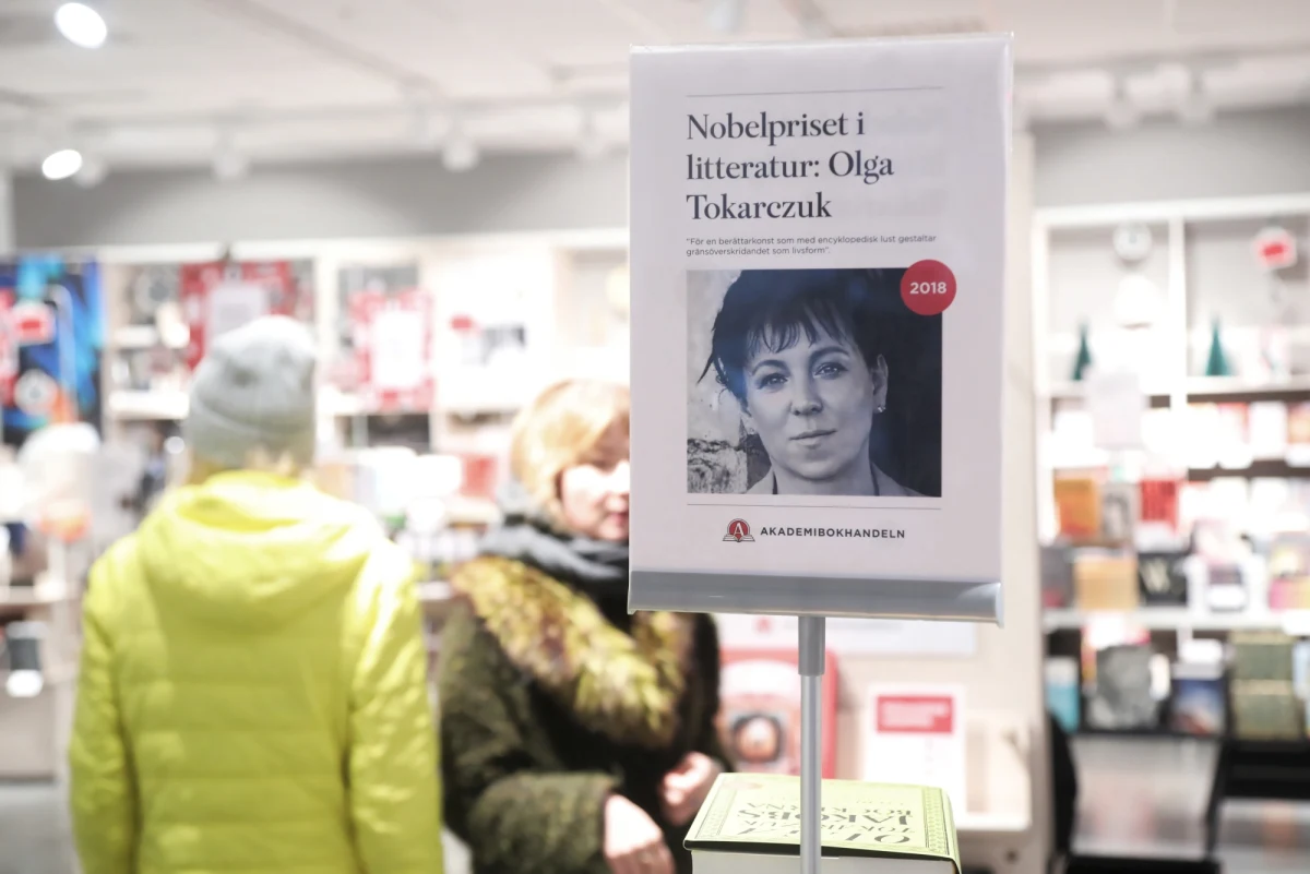 Przygotowania do gali wręczenia nagród Nobla są na ostatniej prostej. Jutrzejsze wydarzenie będzie kulminacją trwającego w Szwecji Tygodnia Noblowskiego. Literacką nagrodę Nobla odbiorą dwie osoby - austriacki pisarz Peter Handke za rok 2019 i Polka Olga Tokarczuk za rok 2018. W Sztokholmie są nasi specjalni wysłannicy: Katarzyna Sobiechowska-Szuchta, Tomasz Staniszewski i Mateusz Chłystun. To oni opisują nam ostatnie chwile przed ceremonią w stolicy Szwecji.