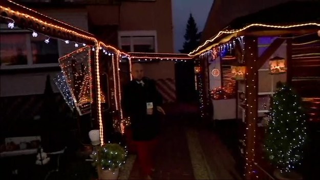 42 tys. lampek i świątecznych ozdób. Pan Henryk Jaschik z Krapkowic po raz kolejny przygotował wyjątkową świąteczną iluminację swojego domu. Choć całość będzie można oglądać od 22 grudnia, to już teraz pan Henryk pokazał Polsat News tegoroczne świąteczne dekoracje.