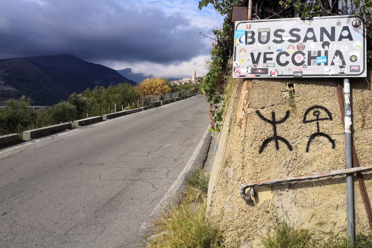 Bussana Vecchia to niewielkie miasteczko położone w Ligurii – kilka kilometrów od San Remo. Miejscowość została opuszczona przez mieszkańców w 1887 roku po trzęsieniu ziemi, które niemal całkowicie ją zniszczyło. Kilkadziesiąt lat później zaczęli się tam osiedlać artyści z różnych europejskich krajów. Dziś Bussana Vecchia znów tętni życiem, choć ślady kataklizmu sprzed ponad stu lat są tu ciągle doskonale widoczne. 