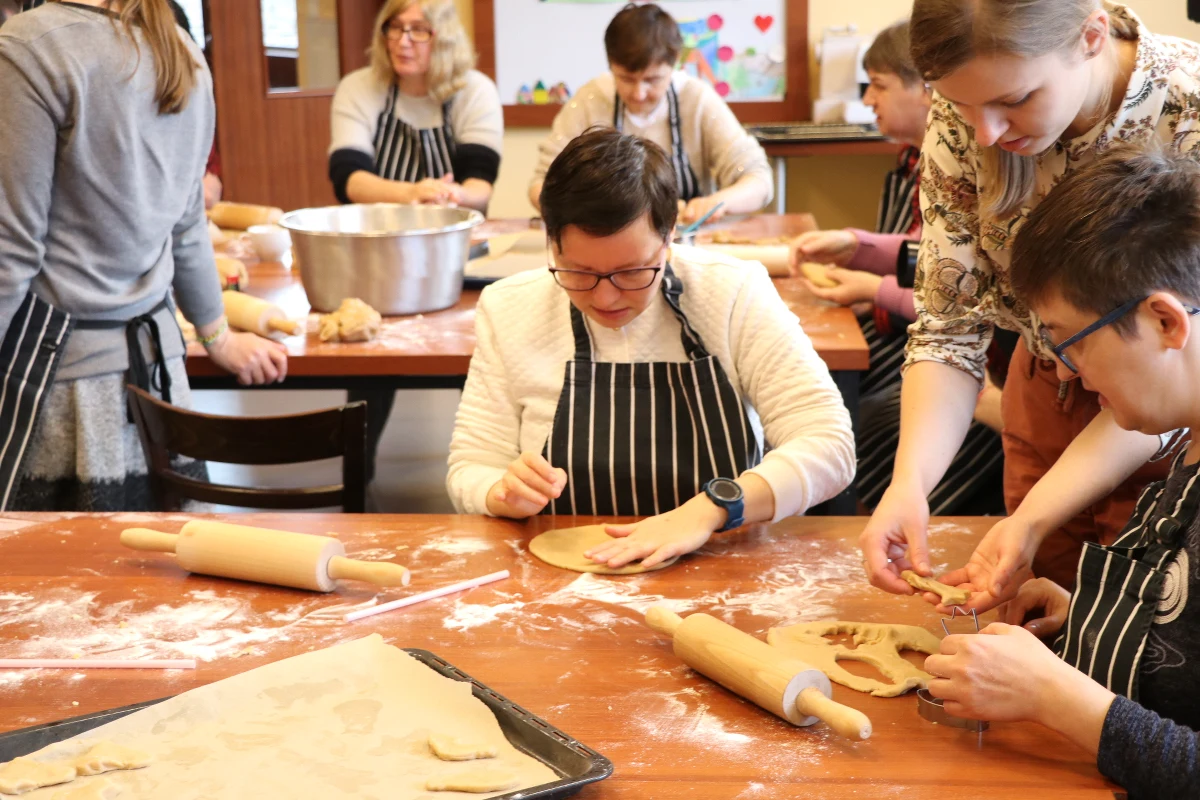 Boże Narodzenie to magiczny czas. Warto nie zapominać wtedy o tych, którzy potrzebują naszego wsparcia i o pomoc nie potrafią prosić. Dziś podopieczni z Radwanowickiej "Doliny Słońca" wraz z Anną Dymną oraz krakowskimi kucharzami Aleksandrem Zachutą i Mateuszem Gruszką upiekli świąteczne pierniki.