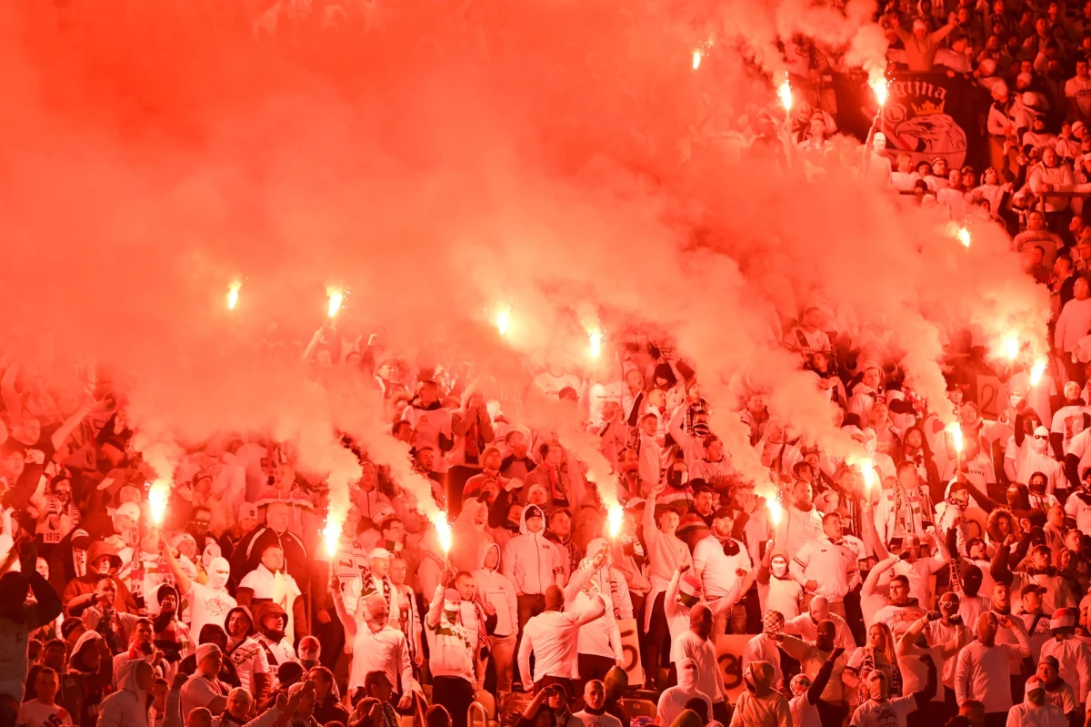 28 osób zostało zatrzymanych przez policję w związku z zajściami podczas wczorajszego meczu ekstraklasy. Mecz Śląsk Wrocław - Legia Warszawa przy stanie 0:1 został przerwany z powodu odpalania fajerwerków przez miejscowych kibiców.