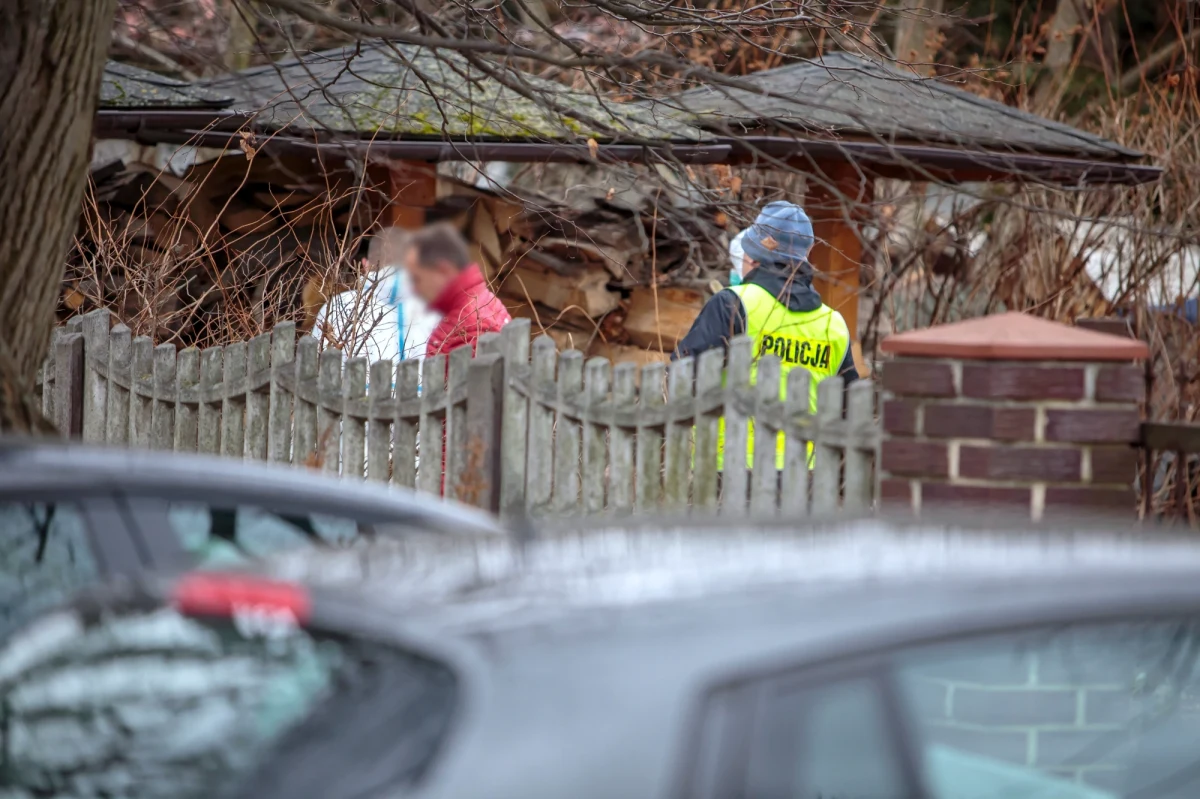 Wstrząsająca zbrodnia przy ul. Powstańców Warszawy w Ząbkowicach Śląskich na Dolnym Śląsku. Tej nocy 18-letni Marcel C. powiadomił służby, że ktoś włamał się do domu, w którym mieszka z rodzicami i zamordował trzy osoby. Gdy policjanci przyjechali na miejsce i rozpoczęli przesłuchania, 18-latek przyznał, że to on popełnił zbrodnię - dowiedzieli się reporterzy RMF FM. 