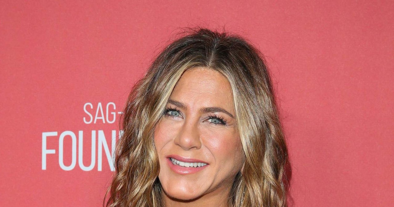 Jennifer Aniston zastępuje Ellen DeGeneres w jej autorskim programie i chwilowo jest gospodynią popularnego telewizyjnego show. Co ciekawe, zdjęcia do show nagrywane są w Warner Bros. Studios w Burbank, w Los Angeles, czyli tam, gdzie śledziliśmy losy szóstki przyjaciół w kultowym sitcomie NBC "Przyjaciele". W studiu organizowane są wycieczki, podczas których fani mogą poczuć się jak na planie "Przyjaciół". Serialowa Rachel postanowiła się ich zaskoczyć i przywitać się z nimi.