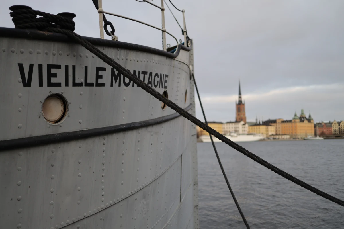 Bulwar Söder Mälarstrand w Sztokholmie. Z tego miejsca rozciąga się widok na Gamla Stan (Stare Miasto) i ratusz, w którym jutro odbędzie się noblowski bal. Zobaczcie to w wideorelacji reportera RMF FM Mateusza Chłystuna.