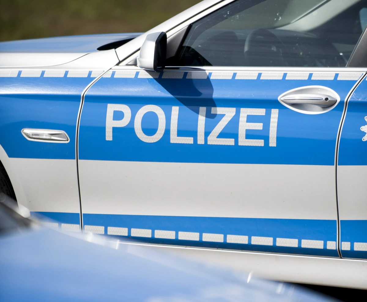 Dwaj Polacy padli ofiarą fałszywych policjantów w Niemczech. Podróżujący furgonetką mężczyźni zostali zatrzymani przez udających funkcjonariuszy złodziei na autostradzie pod Kolonią. Stracili 2 tysiące euro. To nie pierwszy taki przypadek. Oszuści polują na obcokrajowców i turystów. 